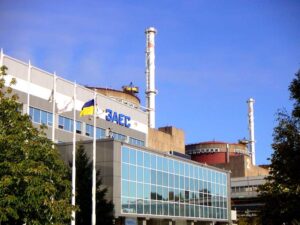 Возле Запорожской АЭС слышали взрывы: что известно