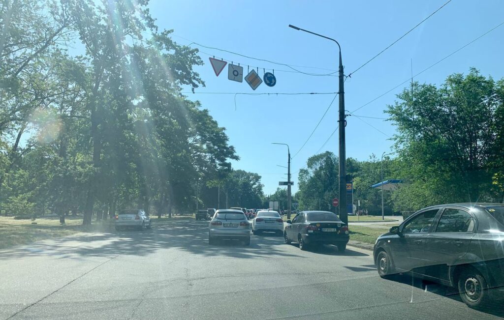 В Запоріжжі затори через перекриття ДніпроГЕС