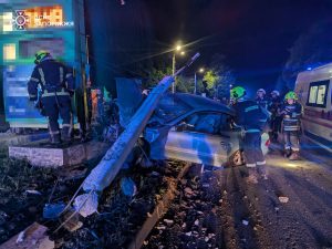 ДТП в Запорожье: мотоциклиста деблокировали из-под легковушки (ФОТО)